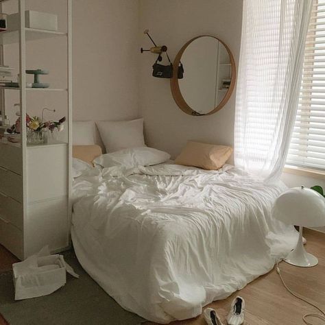 Shared by 𝓙𝓸𝔂𝓯𝓾𝓵. Find images and videos about white, home and house on We Heart It - the app to get lost in what you love. Zimmer Diy, Deco Studio, Dekorasi Kamar Tidur, Minimalist Room, Aesthetic Rooms, Cozy Room, Room Inspiration Bedroom, Room Ideas Bedroom, Aesthetic Bedroom