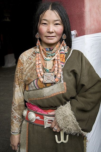 Tibetan Braids, Tibet Woman, Tibetan Woman, Lhasa Tibet, Lhasa, Folk Costume, Old People, People Of The World, World Cultures