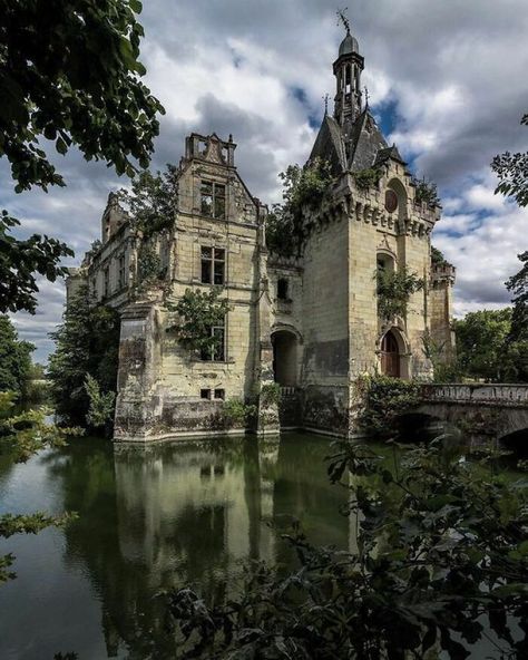 Abandoned Building Abandoned Mansion For Sale, Old Abandoned Buildings, Magic Places, Abandoned Property, Old Castle, Abandoned Mansion, Old Abandoned Houses, Spooky Places, Abandoned Castles