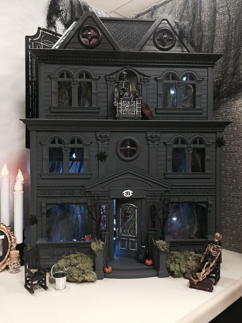 An old Fisher Price dollhouse I dressed for the holidays.  #halloween #diy #diyhalloween #homedecor Room Parent, Gothic Dollhouse, Dollhouse Halloween, Casa Halloween, Haunted Dollhouse, Halloween Miniatures, Haunted Dolls, Halloween Village, Halloween Doll