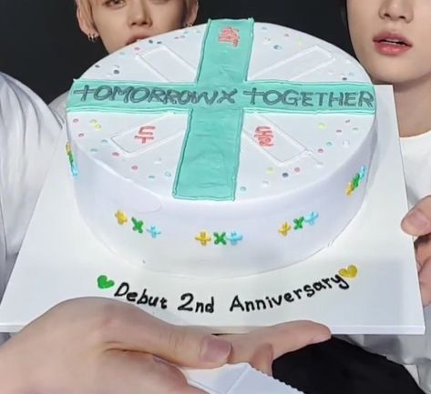 Kpop Themed Birthday Cake, Enhypen Themed Cake, K Pop Cake Design, Txt Cake Design, Kpop Inspired Cake, Kpop Cakes Ideas, Ateez Cake Ideas, K Pop Birthday Cake, Txt Cake Ideas