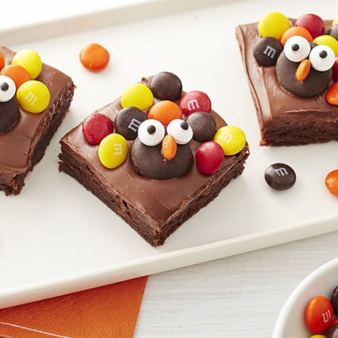 Kids of all ages will have fun making and eating these cute turkey brownies. Click the pin to Bake with Betty this Thanksgiving and make this recipe. Brownie Turkey Treats, Brownies For Thanksgiving, Turkey Brownies Thanksgiving, Thanksgiving Brownies Decorations, Brownie Thanksgiving Desserts, Thanksgiving Brownies Ideas, Brownie Turkeys, Turkey Desserts For Kids, Thanksgiving Cookies For Kids