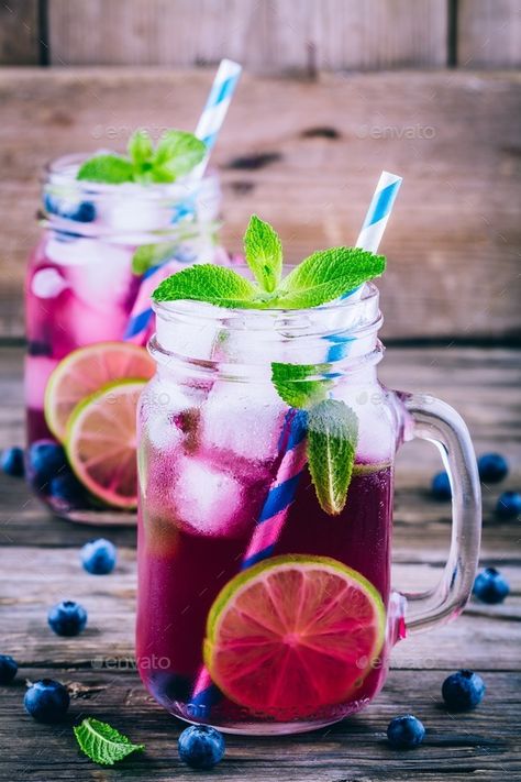 Blueberry ice lemonade with lime and mint in mason jar Stock Photo by nblxer Blueberry Lemonade Recipe, Spanish Drinks, Fruity Summer Drinks, Lime Lemonade, Homemade Lemonade Recipes, Virgin Mojito, Mint Mojito, Grapefruit Soda, Blueberry Lemonade