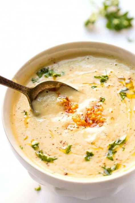 This quick cauliflower chowder is made in only 30 minutes, is filled with roasted garlic flavors and it's high in protein so it's satisfying and healthy! Cauliflower Chowder, Garlic Cauliflower, Roasted Garlic Cauliflower, Crystal Makeup, Chowder Soup, Simply Quinoa, Salad Pasta, Vegan Soups, Bowl Of Soup