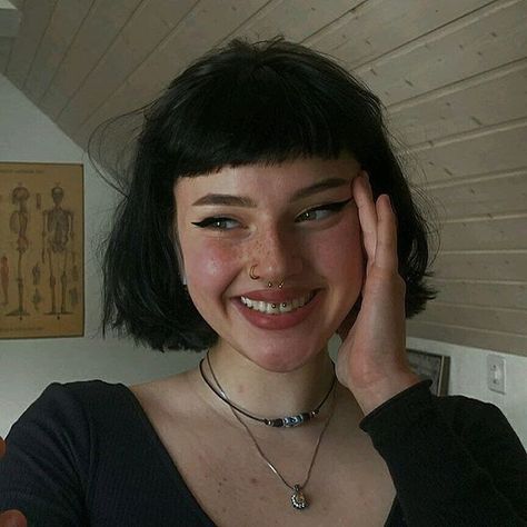 Micro Bangs And Bob, Micro Bangs Short Hair Round Face, Short Bob Micro Bangs, Goth Bob With Bangs, Short Bob With Micro Bangs, Bob Micro Bangs, Elen Core, Short Hair Micro Bangs, Mini Bangs Short Hair