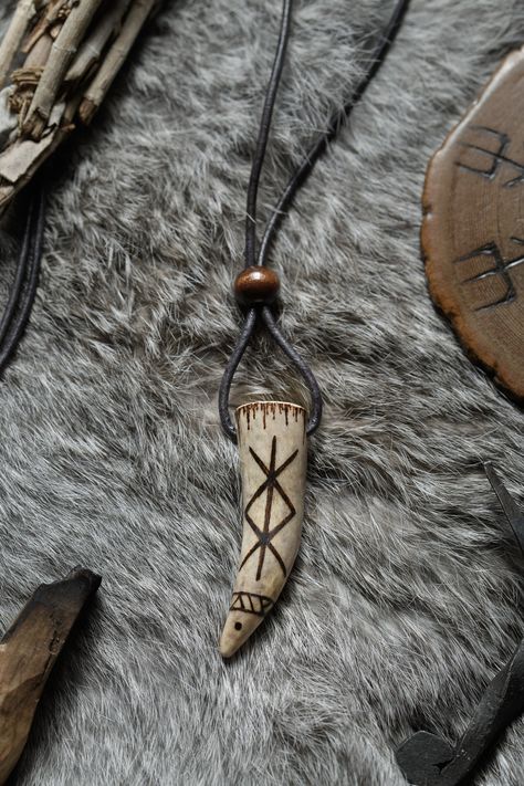 Protection Bindrune Antler Pendant Viking Rune - Etsy Deer Horn Jewelry, Diy Wood Carving, Antler Bracelet, Vikings Svg, Deer Antler Crafts, Antler Ideas, Wood Carving Art Sculpture, Deer Antler Decor, Antler Crafts