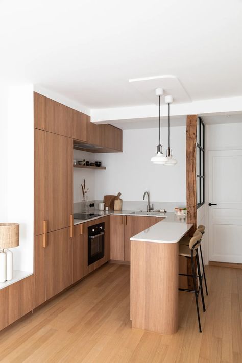 Petit espace : 32 m2 chaleureux et fonctionnels à Montmartre | AD Magazine Small Flat Interior, Small Open Kitchens, Tiny Kitchen Design, Open Kitchen And Living Room, Warm Kitchen, Small Kitchen Layouts, Studio Kitchen, Kitchen Inspiration Design, Open Concept Kitchen