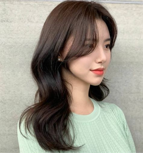 40 Hot Wispy Bangs That Are So Trendy in 2021 - Hair Adviser Side Bangs With Long Hair, Wispy Side Bangs, Bangs Styling, Feminine Hairstyles, Front Bangs, Long Side Bangs, Side Bangs Hairstyles, Bangs For Round Face, Short Wavy Hair