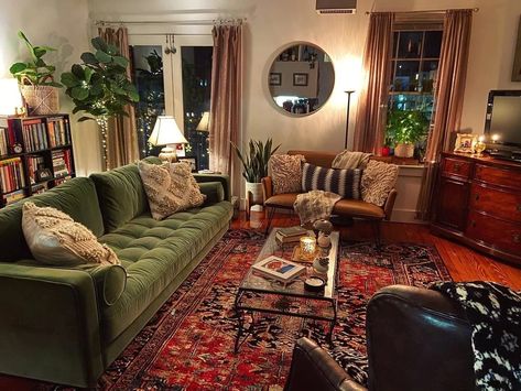 Behind Couch Space Ideas, Leather Sofa Boho Living Room, Comfy Vintage Living Room, 70s Theme Apartment, Eclectic Style Living Room, Green Couch Red Rug, Bookcase Living Room Ideas, Eclectic Apartment Decorating Ideas, Maximalist Mid Century Modern