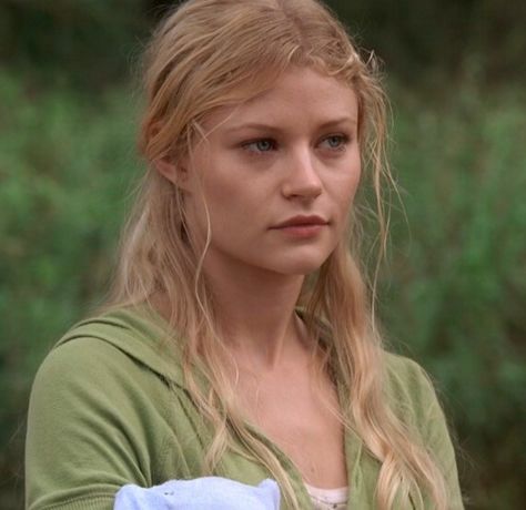 Claire Lost, Claire Littleton, Twd Comics, Ouat Cast, Emilie De Ravin, Book Inspiration, Face Claims, Woman Face, New Hair