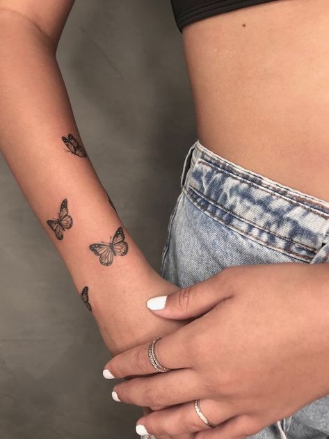 Butterfly Thigh Tattoo, Butterfly Tattoos On Arm, Unique Butterfly Tattoos, Tato Minimal, Hand Tattoos For Girls, Unique Butterfly, Small Pretty Tattoos, Petite Tattoos, Forearm Tattoo Women