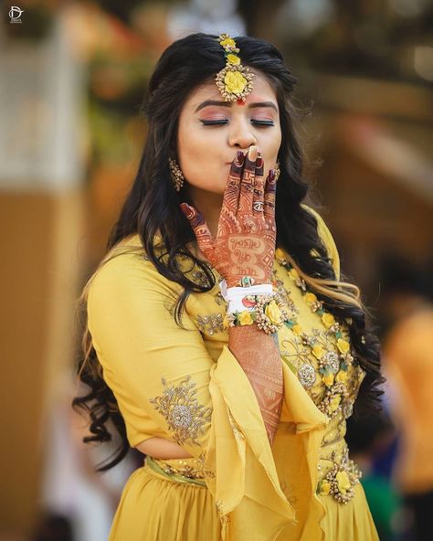 bride poses Single Bride Poses, Haldi Bride Poses, Bride Poses Indian, Bride Photoshoot Poses, Haldi Bride, Haldi Poses, Indian Bride Poses, Show Photography, Bride Suit