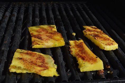 10 Things You have to try with a unique grilled twist this summer Grill Pineapple, Luau Recipes, Pineapple Spears, Mini Bread Bowls, Luau Food, Dairy Free Treats, Pineapple Desserts, Healthy Grilling Recipes, Grilled Fruit