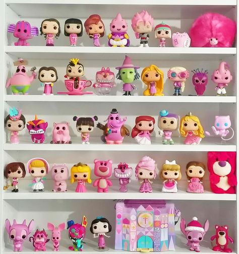 💗🎀 PINK SHELFIE 🎀💗 . . . 💗🎀 The Rainbow Shelfie continues with the color pink 💘 Remember when I told you it was difficult to find full red… Funko Display Ideas, Funko Pop Display Ideas, Funko Pop 1, Funko Pop Shelves, Игрушки Funko Pop, Funko Pop Display, Disney Room Decor, Funko Pop Dolls, Stitch Toy