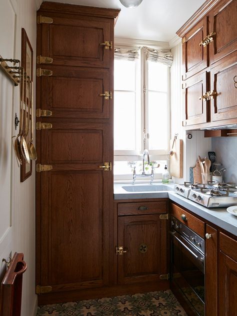 Small Moody Kitchen, Paris Apartment Kitchen, Small Paris Apartment, The Paris Apartment, Design Color Palette, Paris Kitchen, Home Atelier, Paris Home, Apartment Tour