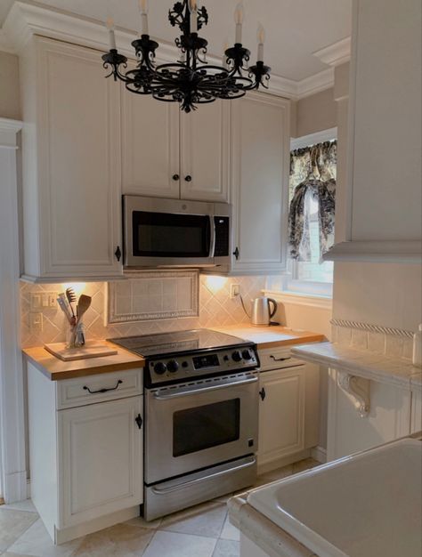 Boston Home Interior, London Apartment Kitchen, Boston Home Aesthetic, England Apartment Aesthetic, Boston Apartment Aesthetic Living Room, Kitchen New York Apartment, Boston Aesthetic Apartment, Bloxburg Downtown, Nyc Kitchen Apartment