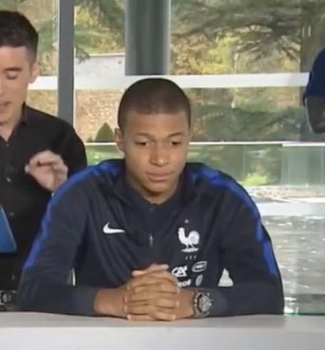 Mbappe Funny, Kylian Mbappe Meme, Funny Football Pictures, Handsome Football Players, Funny Spanish Jokes, Spanish Jokes, Soccer Boyfriend, Kylian Mbappe, Soccer Funny