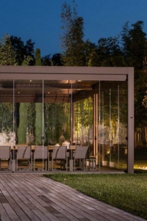 Glass House Garden Outdoor Rooms, Closed Terrace Design, Glass Gazebo Ideas Backyard, Outdoor Glass Room Ideas, Din8ng Room, Pergola Dining Area, Closed Patio, Modern Outdoor Dining Area, Glass House Garden