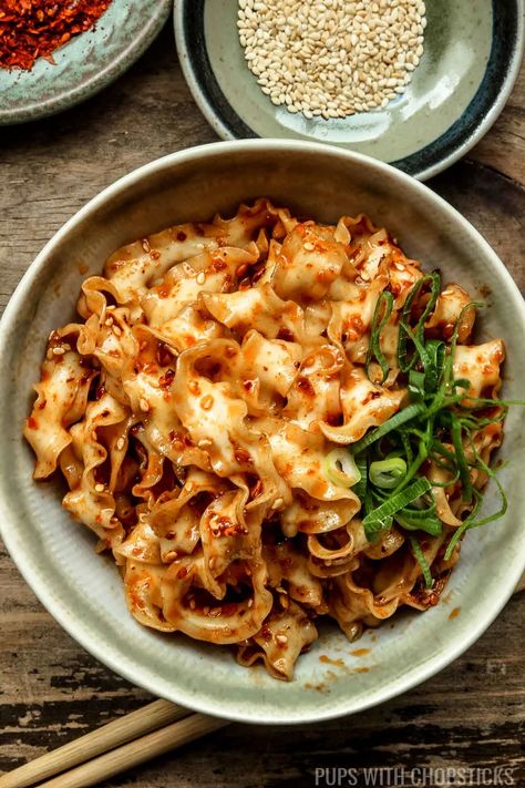 Noodles With Chili Oil, Peanut Butter Chili Oil Noodles, Chinese Chili Oil Noodles, Garlic Chili Oil Noodles, Spicy Garlic Chili Oil Noodles, Asian Chicken Recipes Easy, Soy Sauce Noodles, Garlic Noodles, Easy Chili