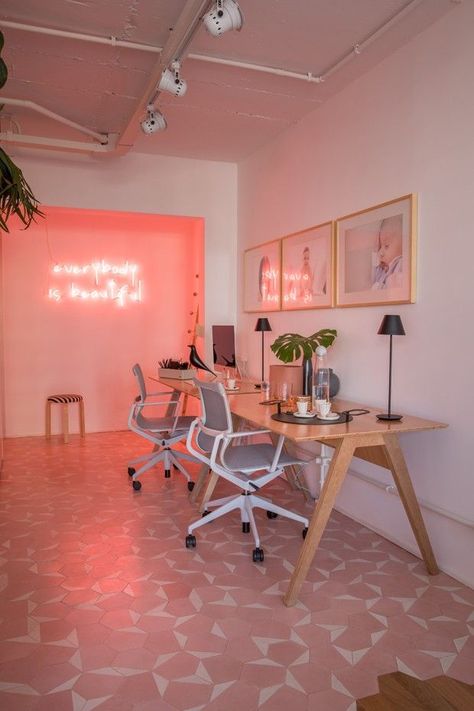 If you want to be productive at home, you need a proper space to work. Get inspired with these 40 great home office decor ideas--with photos. Bedroom Minimalist, Work Office Decor, Interesting Videos, Interior Design Photos, Office Colors, Chicken Humor, Modern Home Office, Pink Room, Office Inspiration