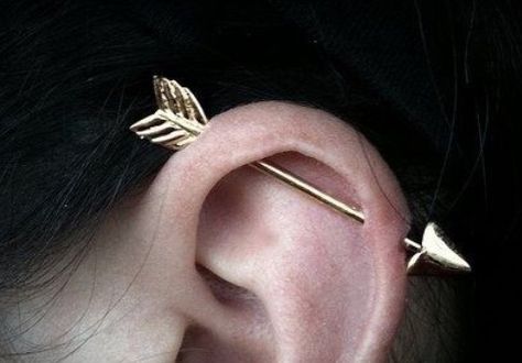 Industrial arrow piercing Arrow Piercing, Piercing Industrial, Go Big Or Go Home, Arrow Earrings, Cute Piercings, Industrial Piercing, Helix Piercing, Ear Piercing, Piercing Tattoo