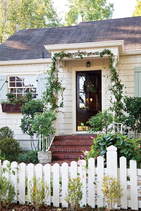 Cute Cottages, Cottages And Bungalows, Cottage Exterior, Cottage Style Homes, White Picket Fence, Lake Living, Beautiful Cottages, Style Cottage, Cottage Ideas