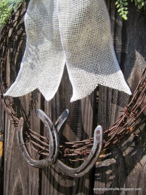 Simply Country Life: Barb Wire and Horseshoe Wreath Repurposed Horseshoes, Lariat Rope Crafts, Barbed Wire Decor, Barb Wire Crafts, Barbed Wire Wreath, Wire Wreaths, Chicken Wire Diy, Horseshoe Wreath, Horseshoe Ideas