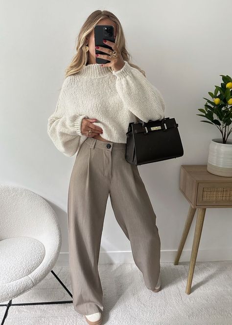 #fashion, #style, #outfitinspiration, #beauty ,#outfitsideas ,#trendyoutfits ,#falloutfits ,#winteroutfits ,#summeroutfits ,#weddingoutfits ,#fashionkilla ,#edgyoutfits ,#beachoutfits ,#y2koutfits ,#christmasoutfits Beige Pantalon Outfit, Taupe Outfit, Halloween Fashion Outfits, Outfit Disney, Classic Clothes, Outfit Autumn, Outfit Chic, Beige Outfit, Outfit Inspo Casual