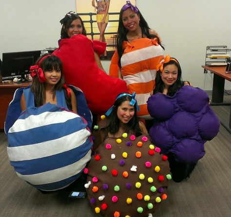 Its the Candy Crush team! Happy Halloween! Candy Crush Costume, Candy Crush Party, Halloween Camping, Boat Parade, Arcade Video Games, Parade Float, Candy Party, Purim, Work Ideas