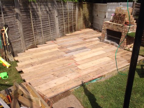 Scaffold board deck Garden Design Patio, Decking Ideas, Small Theatre, Scaffold Boards, Theatre Design, Deck Boards, Scaffolding, Pallet Table, Patio Deck