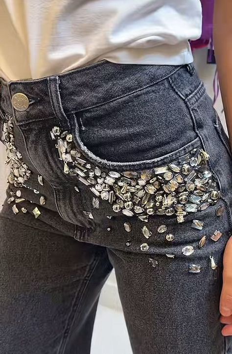 Bling Denim, Ropa Upcycling, Sparkly Outfits, Bling Jeans, Diy Fashion Clothing, Denim Diy, New Years Eve Outfits, Embellished Jeans, Jeans Diy