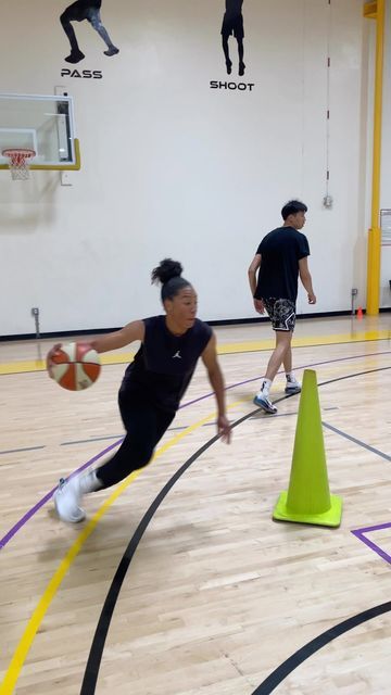 Olin Simplis 🇧🇿🇱🇧 on Instagram: ". #bgU xs #GIRLSR💎CK 🚨 SHOOTING - Must create game actions for your players to shoot from!! #TRASNFERRABLESKILLS Minnesota Lynx Star ( @aerial_powers23 ) putting in OT for this upcoming Season‼️ #BigGuardU . . #WNBA #NBA #SHOOTINGCOACH" Basketball Training Drills, Basketball Moves, Basketball Videos, Basketball Skills, Basketball Drills, Basketball Training, Wnba, Lynx, Arm Workout