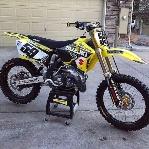 @sambo.59’s Clean Suzi  #elitesteeze #enduro #rm125 #rm85 #rm250 #rm250af #rm250afs #suzukirm  #2stroke #twostroke #suzuki125 #suzuki #moto… 250 Dirt Bike, Suzuki Motocross, Suzuki Dirt Bikes, Dirt Motorcycle, Mx Bikes, Cool Dirt Bikes, Enduro Motorcycle, Motorcycle Dirt Bike, Vintage Motocross