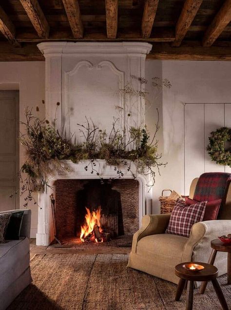 LOVE the wild greenery on the mantle! Zara Home Christmas, Christmas Decor Inspiration, Christmas Bedroom, Zara Home, A Fire, Christmas Inspiration, Scandinavian Style, Future House, Design Interior