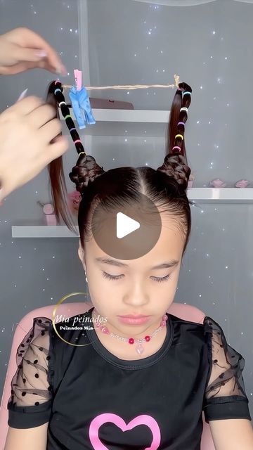 Peinados Mia | Peinado loco para niñas 😜🤪👚👖... | Instagram Barbie Crazy Hair Day, Wacky Wednesday Hair, Easy Crazy Hair Day Ideas Kids, Crazy Hair For Kids, Wacky Hair Day Ideas, Wacky Wednesday, Wacky Hair Days, Crazy Hair Day, Wacky Hair