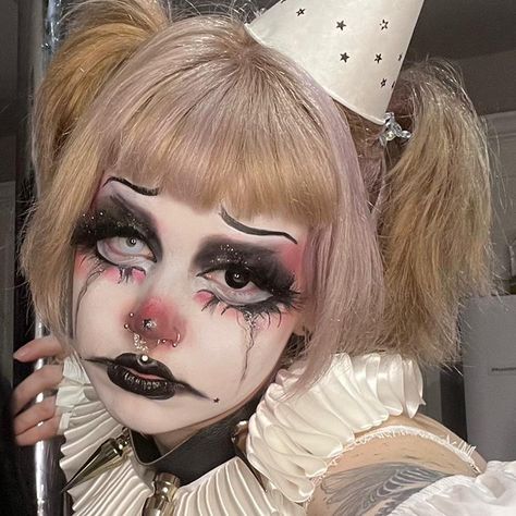 Clown Like Makeup, Mad Clown Makeup, Dark Clown Aesthetic Outfit, Clown Girl Makeup Halloween, Yeahimcaroline Makeup, Scary Cute Clown Makeup, Scary Female Clown Makeup, Caroline Carr Outfits, Clown Jester Makeup