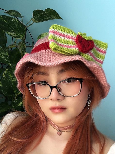 Crochet Strawberry Shortcake, Disney Crochet Hats, Red Hair Halloween Costumes, Crochet Pour Halloween, Bucket Hat Crochet, Pink Bucket Hat, Bob Chapeau, Cute Cottagecore, Crochet Bandana