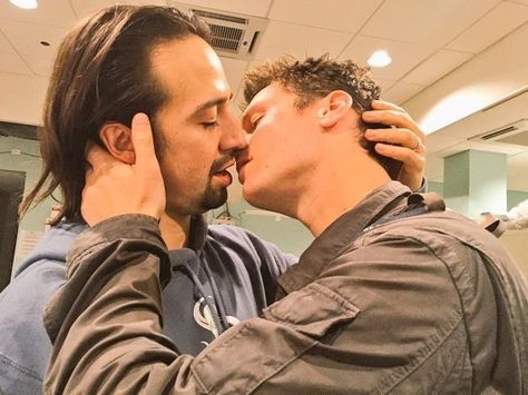 A bday kiss | Community Post: 15 Photos That Prove Lin-Manuel Miranda And Johnathan Groff's Friendship Can't Be Beat Lin Manuel Miranda Funny, Hamilton Lin Manuel Miranda, Hamilton Lin Manuel, Jonathan Groff, Anthony Ramos, Hamilton Broadway, Hamilton Funny, Hamilton Memes, Hamilton Musical