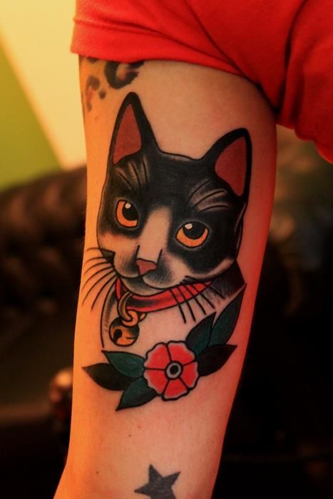 Traditional cat tattoo Cat Face Tattoos, Tatoo Dog, 16 Tattoo, Cute Cat Tattoo, Tattoo Old School, Small Meaningful Tattoos, Cat Tattoo Designs, Tattoo Cat, Tatuaje A Color