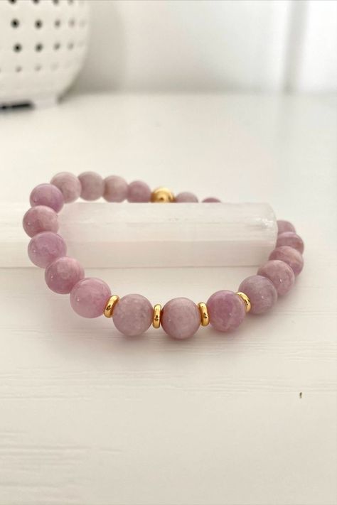 Kunzite gemstone bracelet with gold accessories. Crystal Bracelets Diy, Jewels Diy, Spiritual Bracelets, Healing Gemstone Bracelets, Healing Yoga, Mindset Motivation, Energy Bracelets, Beads Bracelet Design, Crystal Healing Bracelets