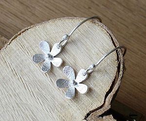 Silversmithing Jewelry, Silver Metal Clay, Handmade Silver Jewellery, Silver Flower Earrings, Metal Clay Jewelry, Silver Jewelry Design, Silver Earrings Handmade, Silver Jewelry Handmade, Metal Earrings