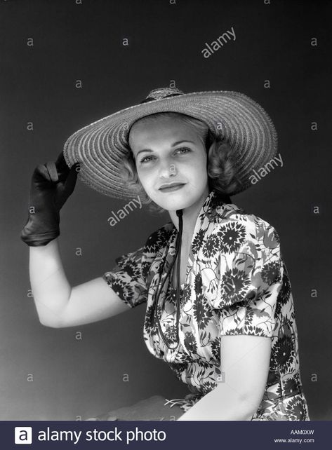 Download this stock image: 1930s 1940s PORTRAIT WOMAN IN STRAW HAT FLORAL DRESS HAND HOLDING HAT WEARING GLOVES LOOKING AT CAMERA - AAM0XW from Alamy's library of millions of high resolution stock photos, illustrations and vectors. 1940s Lifestyle, Mountain Cowgirl, 1940s Women, Farm Women, 1940s Woman, 1940's Fashion, Portrait Photography Men, 30s Fashion, Female Pose Reference