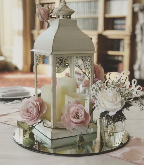 Lantern Centerpieces With Flowers Wedding Table Decor, White Lantern Centerpieces With Flowers, White Lantern Wedding Centerpieces, Lantern Centre Pieces, Lantern And Mason Jar Centerpieces, Lanterns As Centerpieces, Decorated Lanterns Ideas Wedding, Table Centerpieces With Lanterns, Wedding Decor With Lanterns