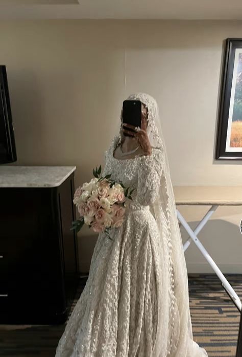 Pakistani Bridal Veil, Modest Nikkah Dress, Simple Nikkah Bride, Modest Wedding Dresses Hijab, Walimah Ideas, White Pakistani Wedding Dress, Desi Nikkah, Black Dress Outfit Summer, Casual Simple Dress