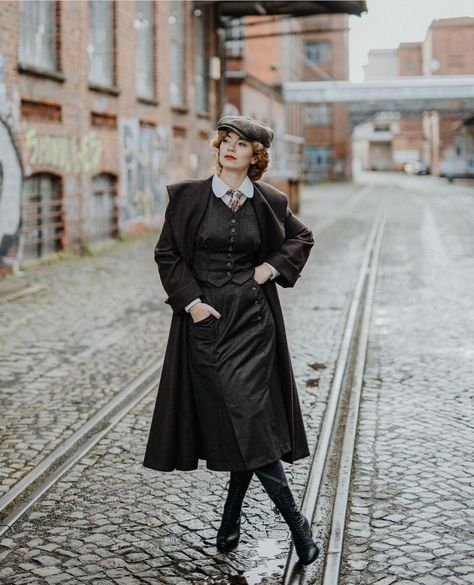 Elona Holmes Outfits, 1920s Detective Woman, 1920s Suit Women, 1920 Female Fashion, Detective Woman Outfit, Peaky Blinders Photoshoot Ideas, Peaky Blinders Dress Women, Detective Core Outfits, Detective Outfit Female Vintage