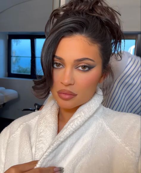 Kylie Jenner Hair Updo, Makeup Looks Winter, Kylie Jenner Hair, Makeup Glam, Glam Makeup Look, Ancient Egyptians, Glam Hair, Work Hairstyles, Wedding Hair And Makeup