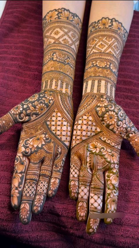 Bangles Design Mehndi, Muslim Mehandi Design, Mehendi For Groom Sister, Mehendi For Sisters Wedding, Sister Wedding Mehndi, Bridal Leg Mehndi Designs, Trending Mehandi Designs, Henna Design Simple, Back Side Mehndi