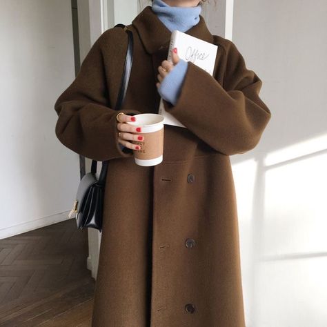 Minimalist Moda, Brown Coat, Fashion Weeks, Coat Outfits, Mode Inspo, 가을 패션, Looks Style, Mode Inspiration, Winter Fashion Outfits