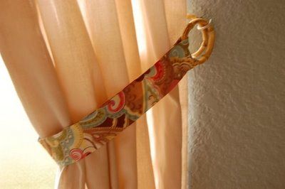 diy tie backs Curtain Tie Backs Diy, Rope Curtain Tie Back, Matching Bedding And Curtains, Homemade Curtains, No Sew Curtains, Plain Curtains, Curtain Holder, Simple Curtains, Curtain Tiebacks