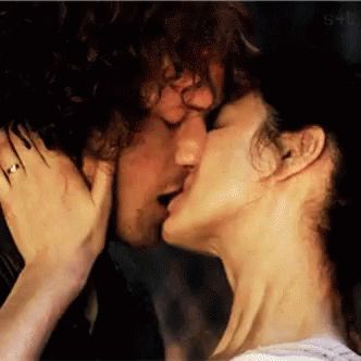 Outlander Gifs, Sam Hueghan, James Fraser Outlander, Outlander Characters, Outlander Season 2, Romantic Couple Kissing, Jamie Fraser Outlander, Sam Heughan Outlander, Claire Fraser